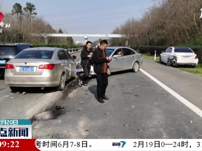九江：惊险！司机酒驾犯困 车辆连撞两车