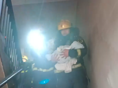 江西上饶：小区高楼层着火 消防疏散8人救出一名婴儿
