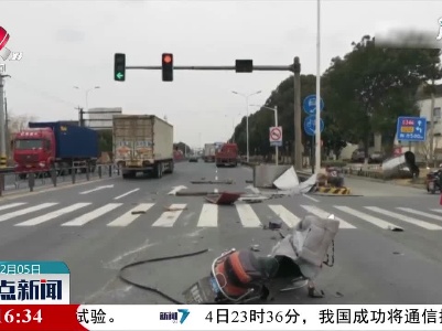 江苏：货车电动车双双“闯红” 车上钢卷砸了下来