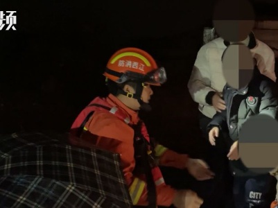 赣州一小车被淹水中  5人车顶求生