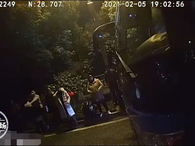 事发江西高速公路上，男子脚踹大巴车方向盘，车上有56人