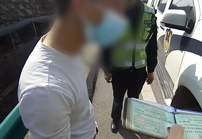 江西上饶：媳妇开车太疲惫 男子无证轮换驾车路边方便被查