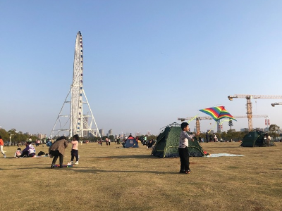 天气转暖 南昌红谷滩风筝广场成“亲子乐园”