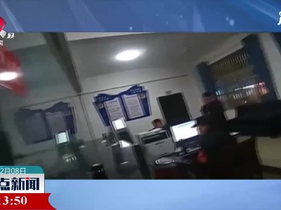 沪昆高速：男子与司机发生争执  竟猛踹客车方向盘