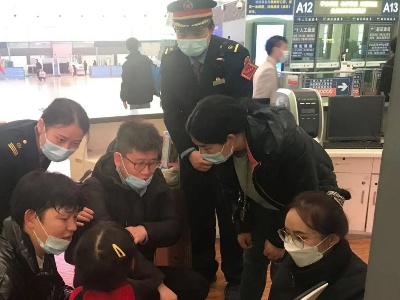 小旅客乘车手臂脱臼 南昌火车站紧急寻医齐救助