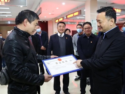 鹰潭市第一批跨行业“一照含证”营业执照发放