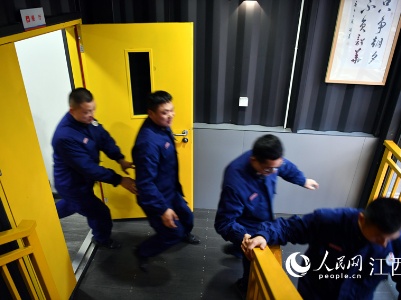 “集装箱”消防队过小年 突然警铃响了
