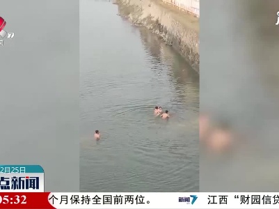 抚州：女子落水 好心市民接力营救