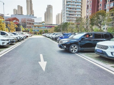 路面免费停车 新建区连续5年总共投入上亿元建公共停车场