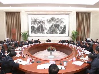 ​易炼红在全省优化营商环境专题调度会上强调  把优化营商环境作为开好局起好步重要突破口  加快推动全省营商环境进入全国一流水平行列