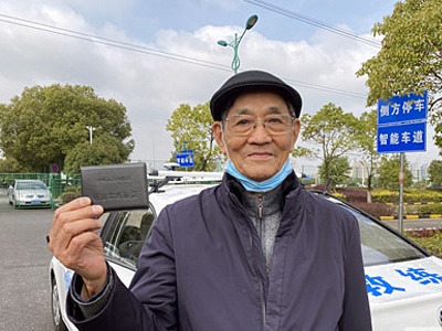 南昌89岁老人生日当天喜拿驾照 系迄今江西年龄最大考生