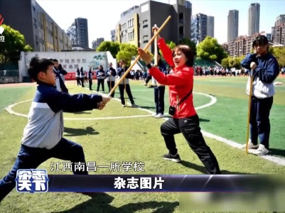 江西南昌一所学校老师带领同学练习武术
