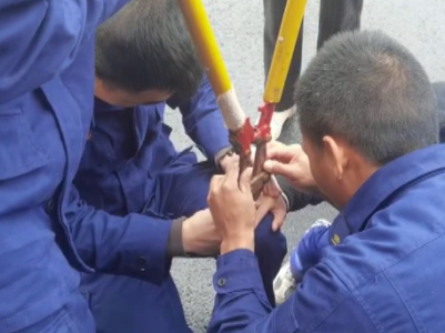 男孩手指被戒指卡住 消防来帮忙