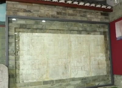 泥巴墙下的秘密