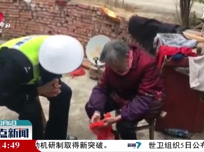 吉安：老人受伤跪坐高速上 民警暖心送回家