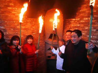 “女神”点燃圣火 古窑非遗文化喜迎“三八”妇女节