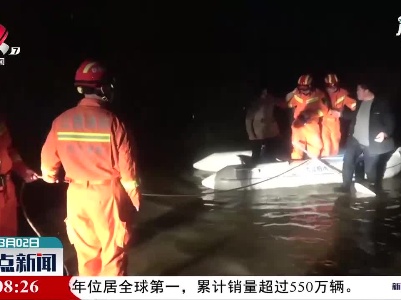 九江：涵洞积水车辆被淹 5人被困车顶