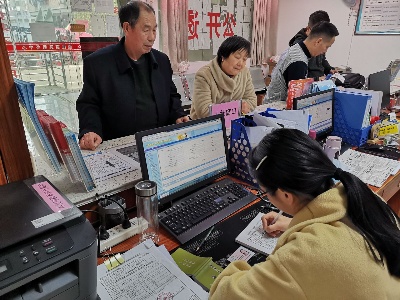 ​推行“容缺办”服务 让群众不再“来回跑”