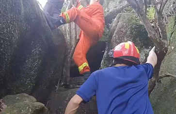 江西上饶：游客在山顶摔伤 消防登山救援