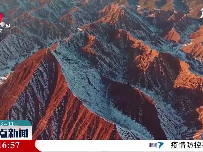 新疆：白雪丹霞映天山