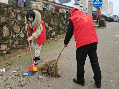 进贤县委宣传部到徐家岭社区开展环境卫生大扫除活动