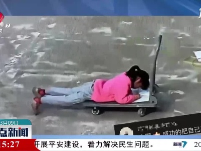 河南洛阳：女孩趴推车上写作业把自己晃睡着