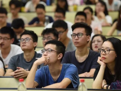 用思政课扣好青年第一粒扣子