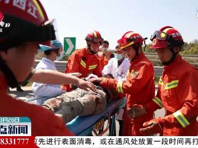 兴国：货车高速路上翻滚 交警消防合力救伤员