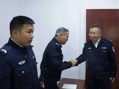 太险了！赣州赣县民辅警处警时盾牌被砍到碎裂 头部中刀