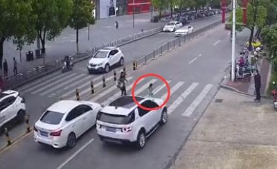 抚州一汽车司机不礼让斑马线 撞倒一名过马路女童