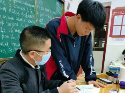 背着“背包”上讲台！修水一青年教师获央视点赞