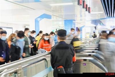 二孩时代，带两娃坐地铁公交只能免票一个合理吗？