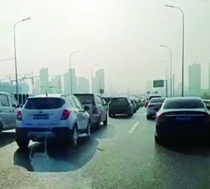早高峰给护栏刷油漆 南昌前湖大道快速路变慢速路