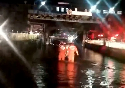 丰城：强降雨道路积水 消防员涉水救人