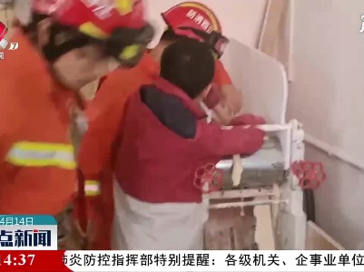 赣州：男孩手卡压面机 消防及时救援