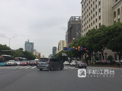 增设夜间泊位 优化车驾管服务 南昌交警推出11项便民举措