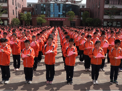 南昌县洪州学校百名学子齐诵红色经典
