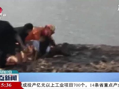 重庆：女子陷入淤泥 消防迅速救援