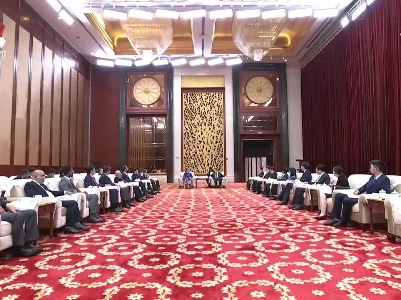 易炼红会见周边国家驻华使节团