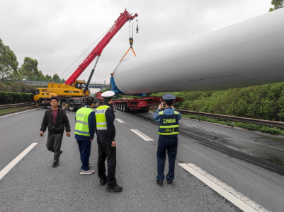 赣州：大件运输车途中出故障  多部门联合救援除险情