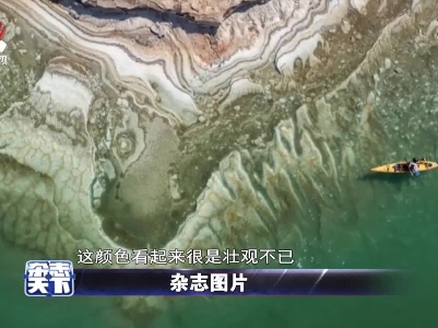皮划艇运动员驾船在死海海面上行进
