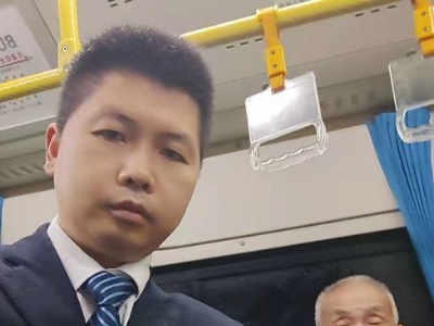 高龄老人深夜坐车迷路 公交司机凌晨护送回家