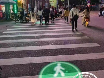 南昌繁华路口现“沉浸式”的斑马线红绿灯，闯红灯的人变少了