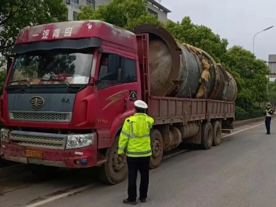 一身冷汗！这货车背了一个“大炮筒”