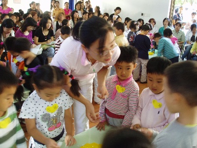 用力过猛的幼儿超前教育被喊停 家长焦虑如何缓解？