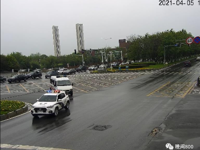 暖哭！交警开道全力护送病患就医！