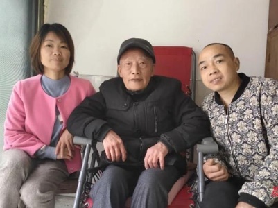 铜鼓县“最美儿媳”黄英带着公公改嫁 精心照料老人