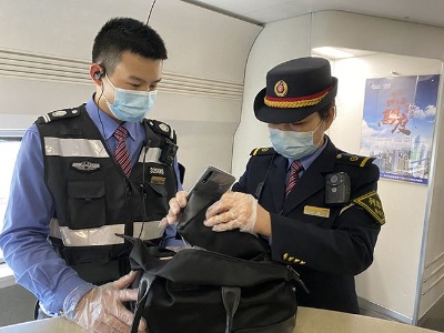 行李丢失别太急 热心车长来帮忙
