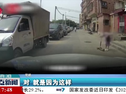 广东虎门：女孩踩踏板车从门口冲出险被撞