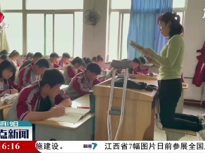 山西晋中一教师“跪姿”为学生讲课